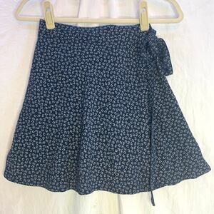 Brandy Melville Navy and White Flower Wrap Skirt Mini with Tie, Size Small